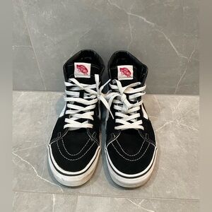 VANS SK8–Hi Sneakers in Black and White High-Top